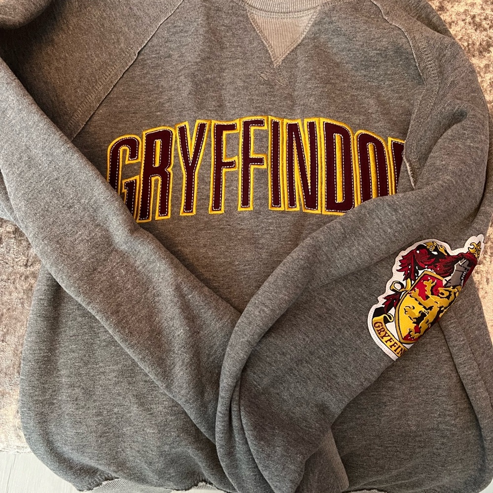 The Wizarding World of Harry Potter Universal Studios Gryffindor XS sweatshirt